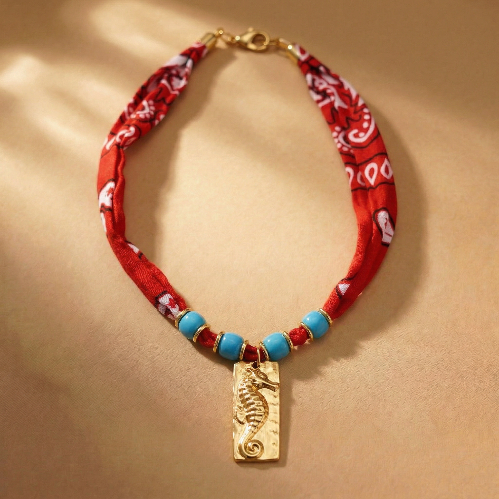Collana con talismano e bandana rossa