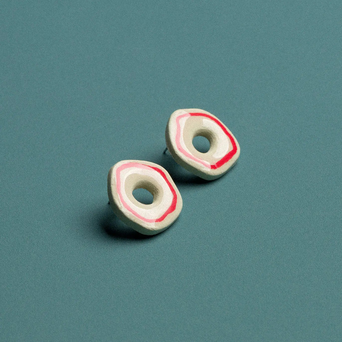 Orecchini a ciambella con linea rossa