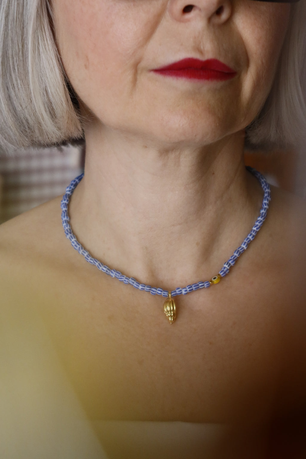 Collana con perline a righe bianche e blu e conchiglia dorata