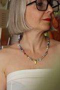 Collana colorata con perline e conchiglie