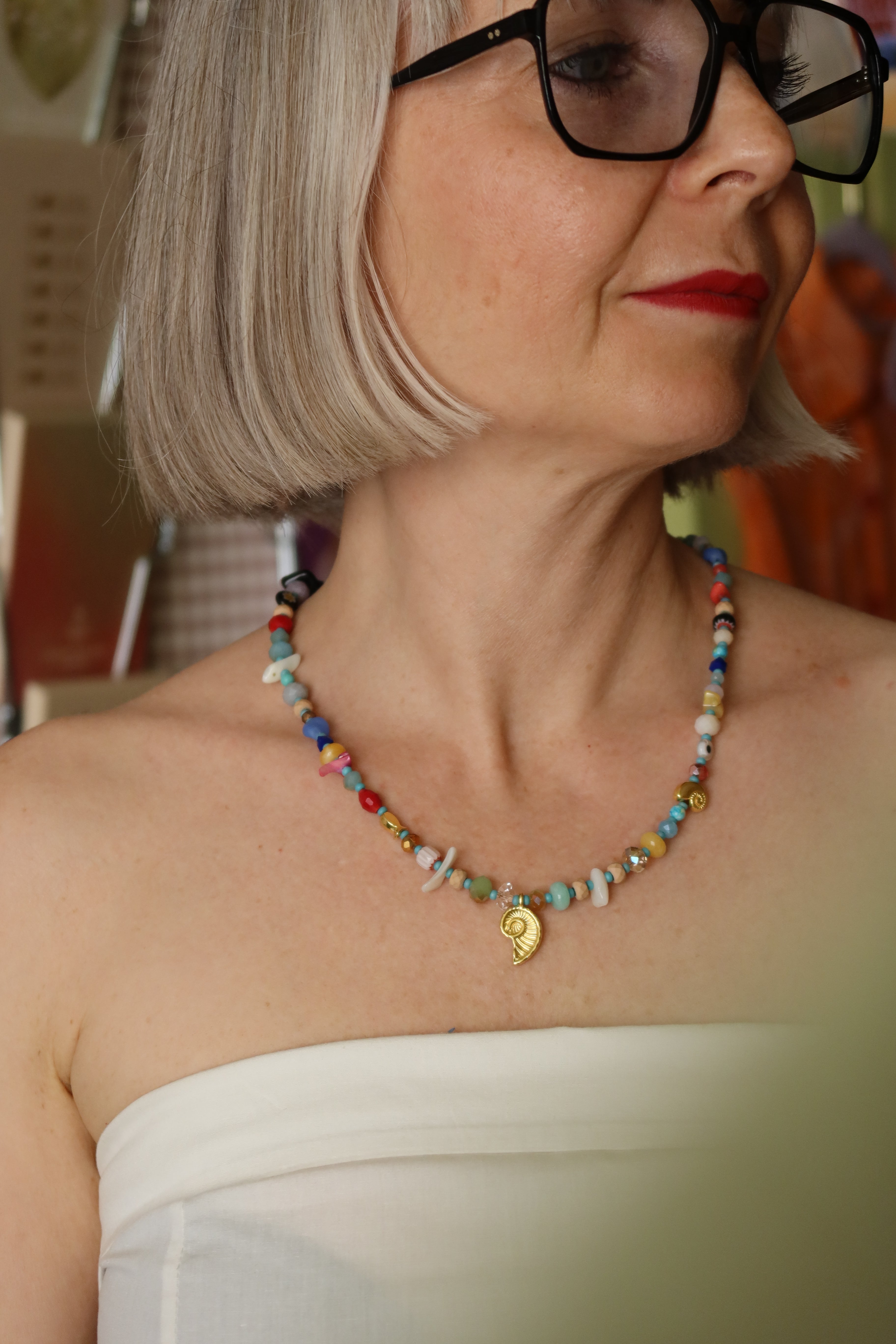 Collana colorata con perline e conchiglie