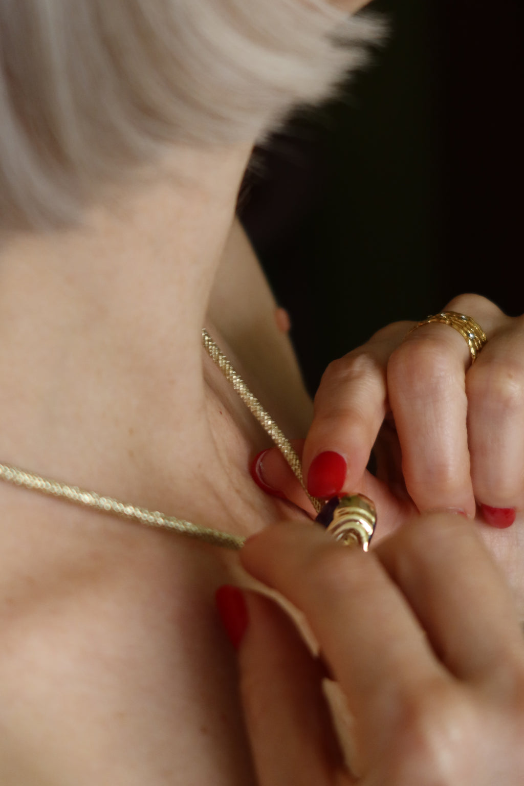 Collana girocollo su cordoncino dorato