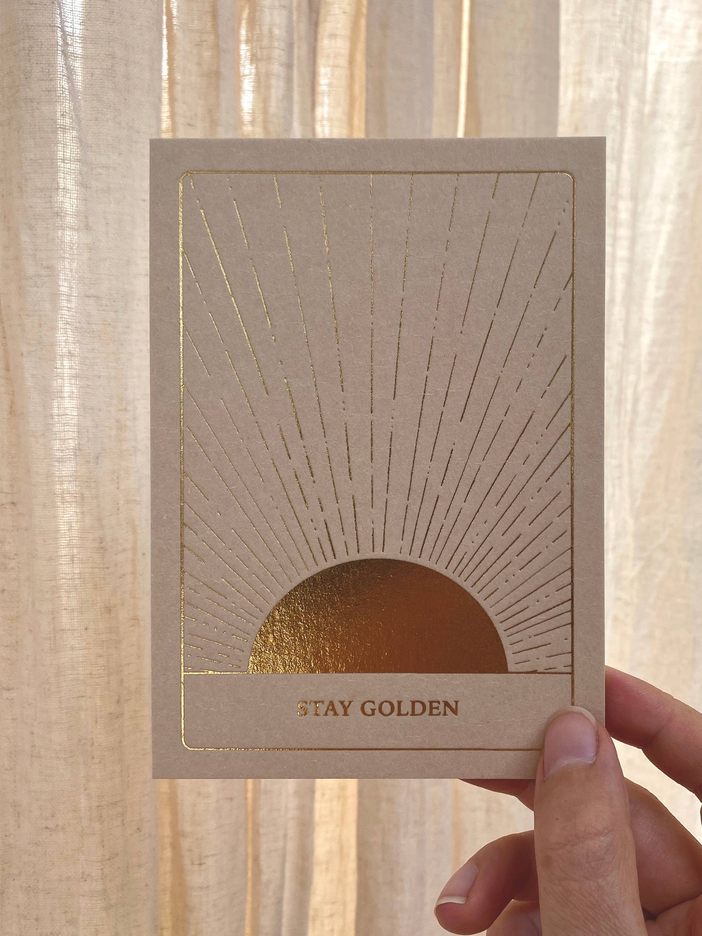 Cartolina con stampa a rilievo e foglia oro "STAY GOLDEN"